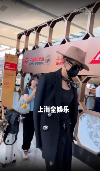 汪东城怎么拄拐了为了工作带伤奔波，大东真的很敬业！希望腿伤快点好，等你康复的好消