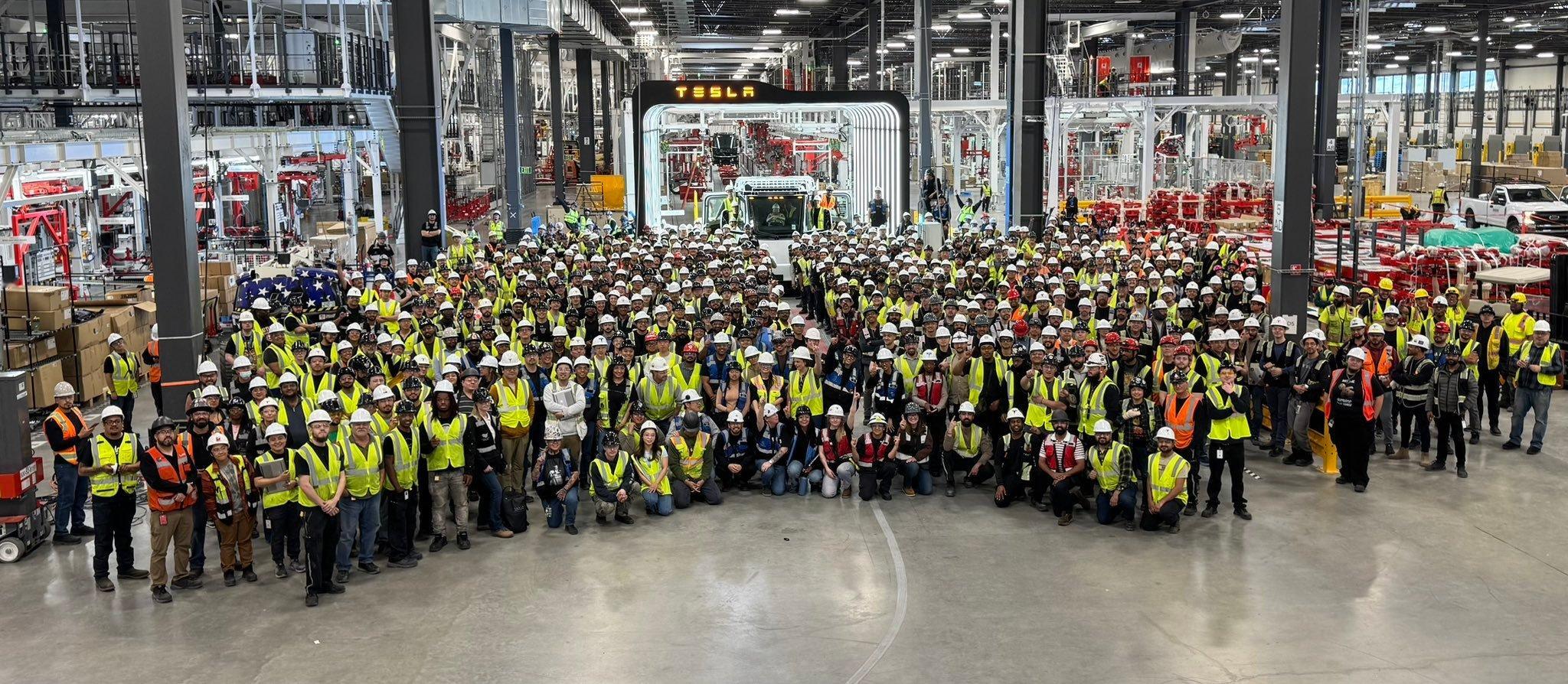 4月30日，特斯拉宣布第一条Semi量产生产线投入使用。 