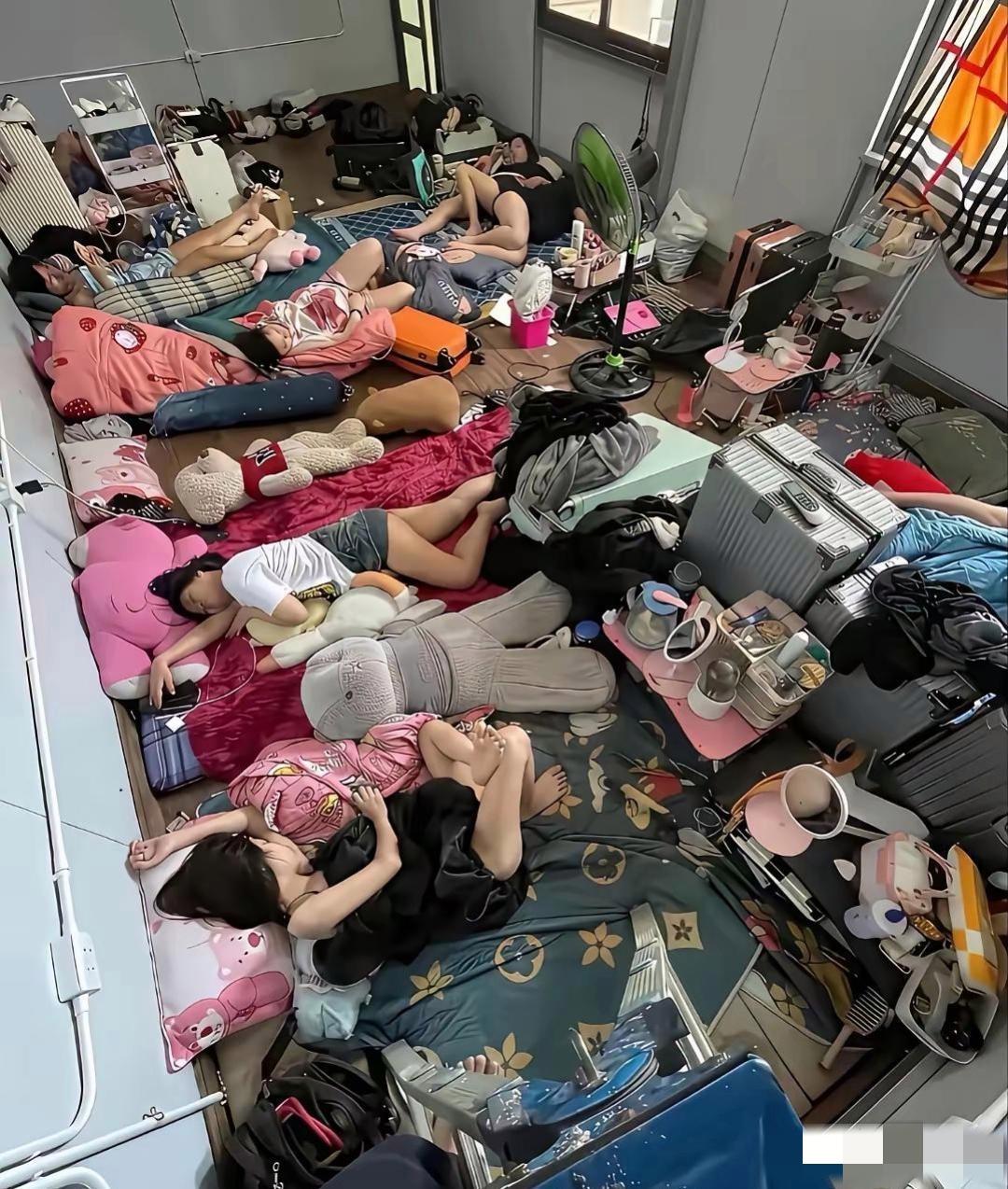 这是什么情况，比工地宿舍还乱