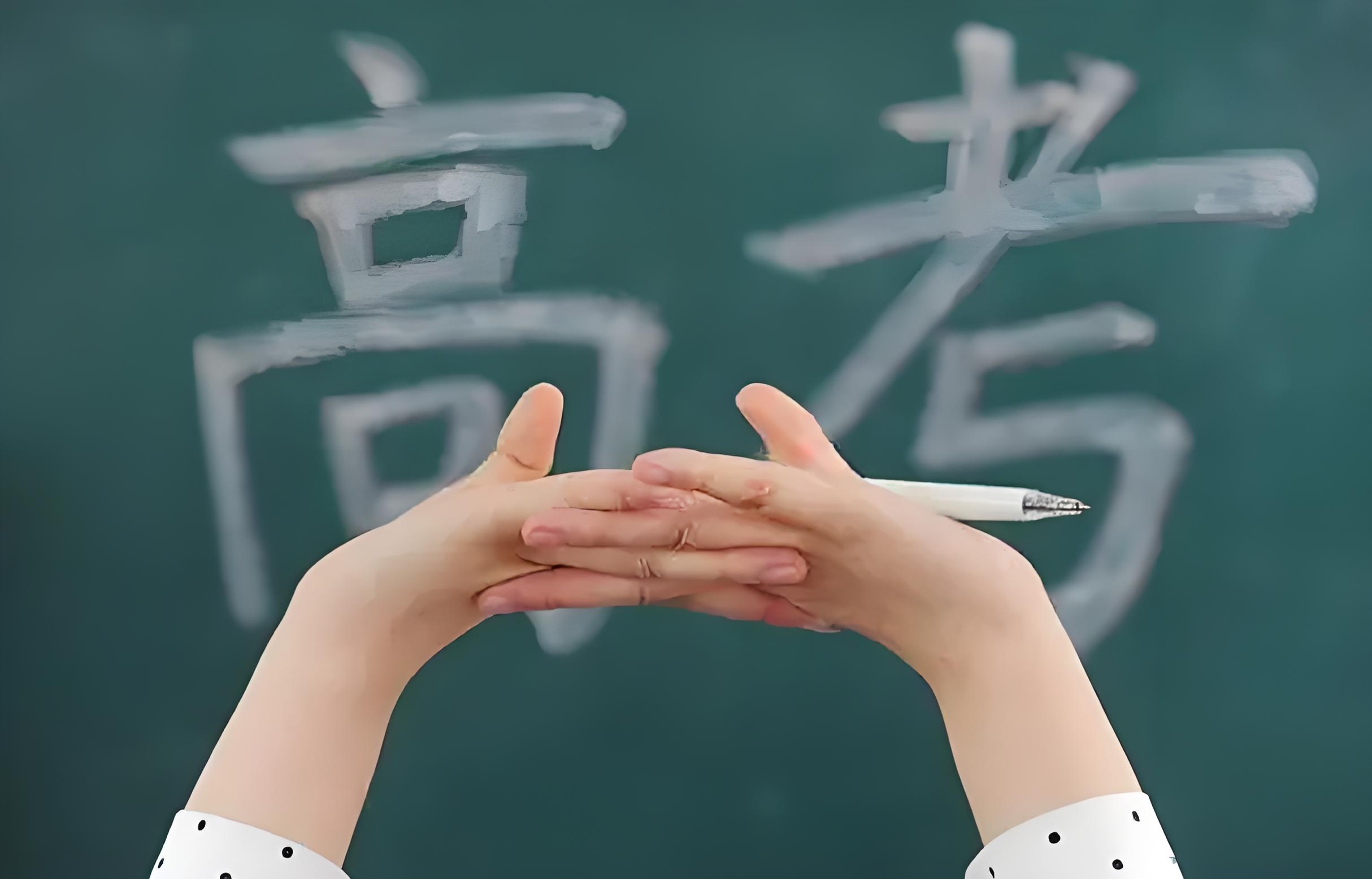 我发现每一年的高考语文 都会成为众人焦点，尤其是作文这一块，一般都会成为当期的热