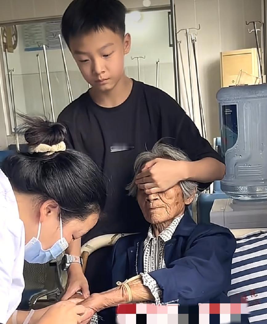 护士给生病的老人扎针输液，旁边小男孩的一个举动，让人看着直呼感动了。

这位生病