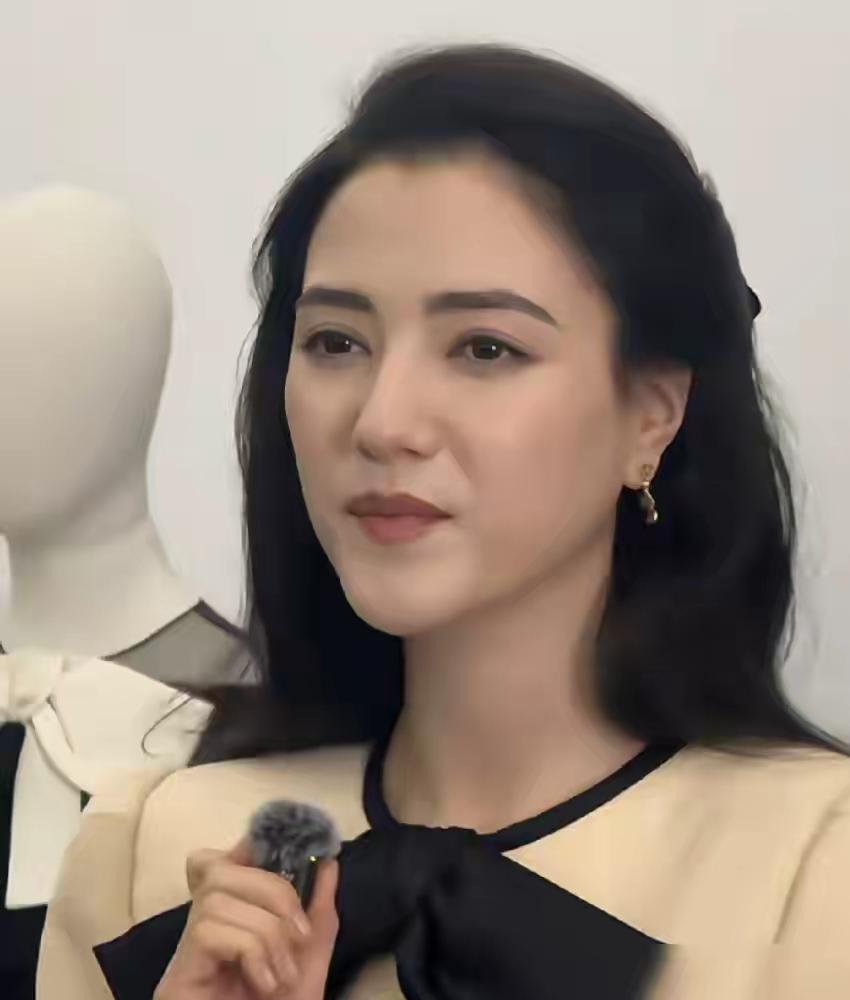 娜然的狠，撕开了娱乐圈最后一块遮羞布。
你看她，天生一张不好惹的脸，眉眼之间自带