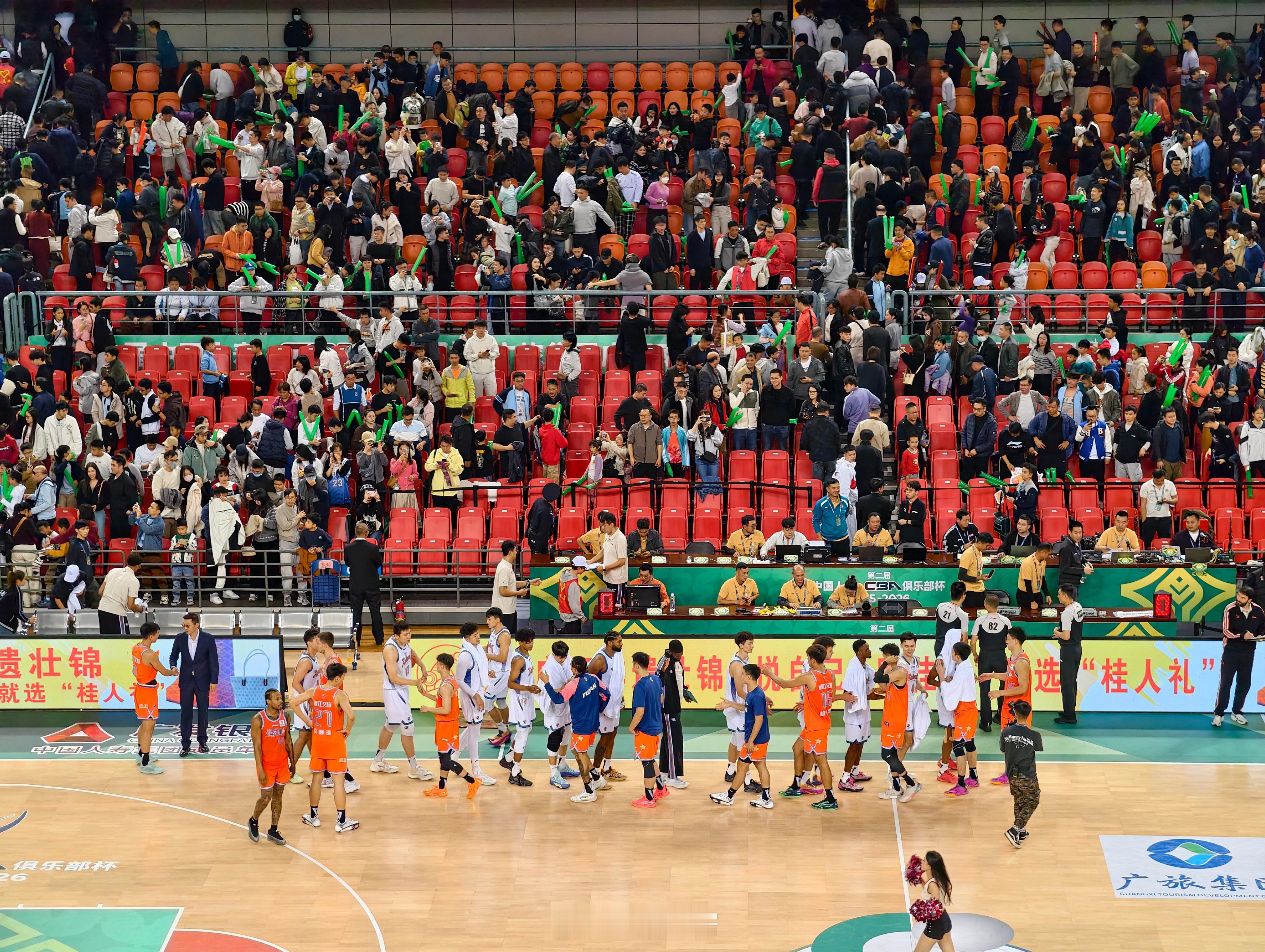 不管怎么说！总算是赢了！cba俱乐部杯新疆男篮小卢篮球世界 南宁·广西体育中心体