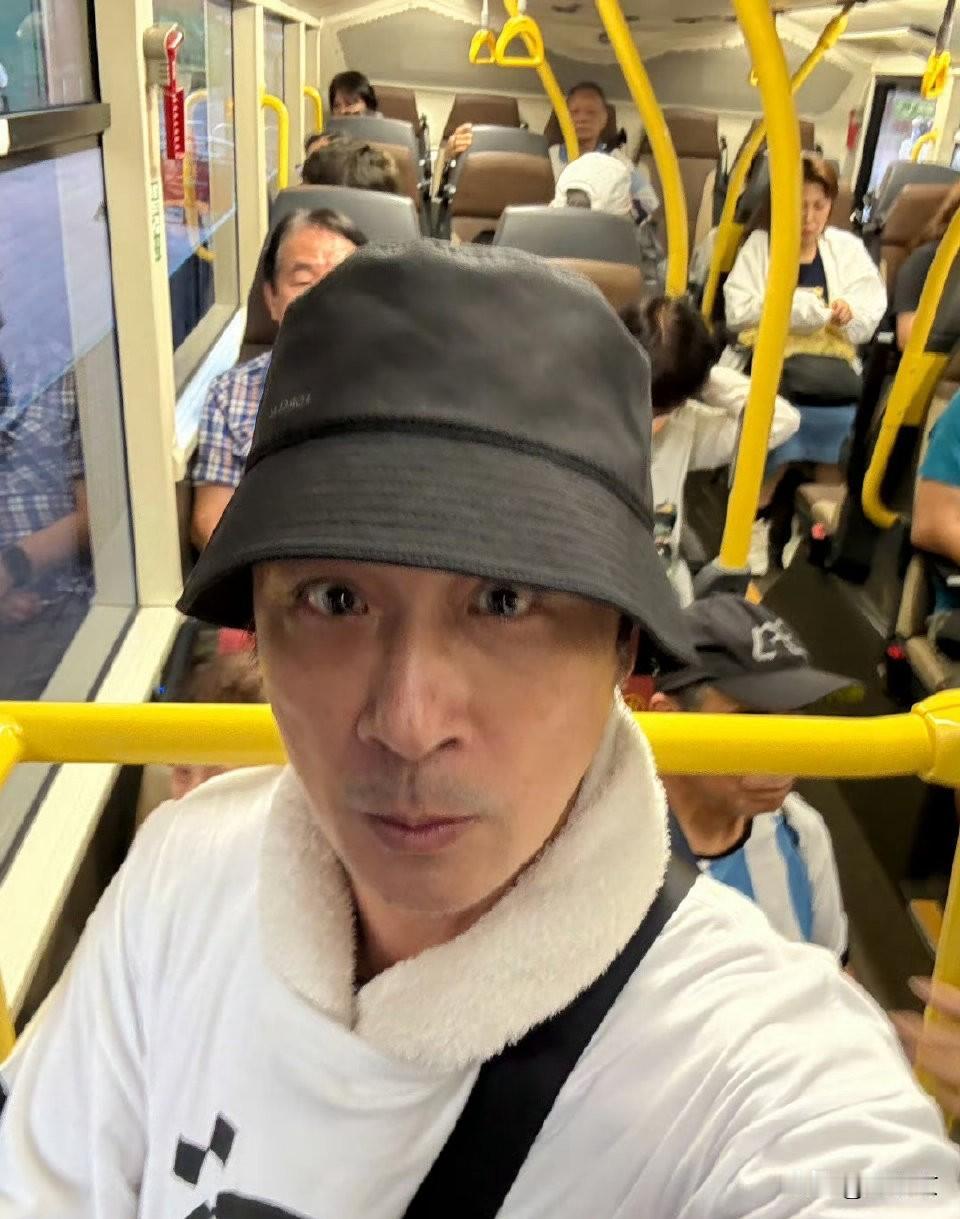 吴镇宇的年龄危机：刷卡时63岁，长相却像36岁

公交车上演了一场现实版年龄疑云