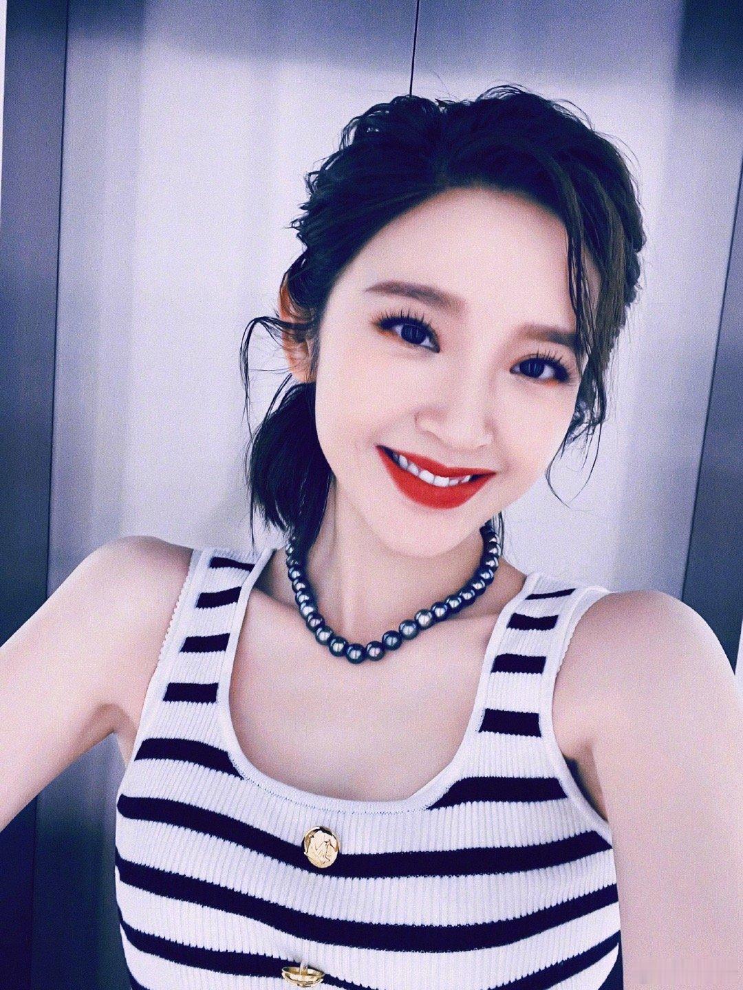 #唐艺昕近期状态# 唐艺昕分享节日营业照，近期状态好明媚呀！每天都要好好爱自已，