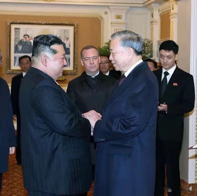 在这张照片中，每个人的表情都是不一样的，有的人面带微笑，非常的自信，有的人老成持