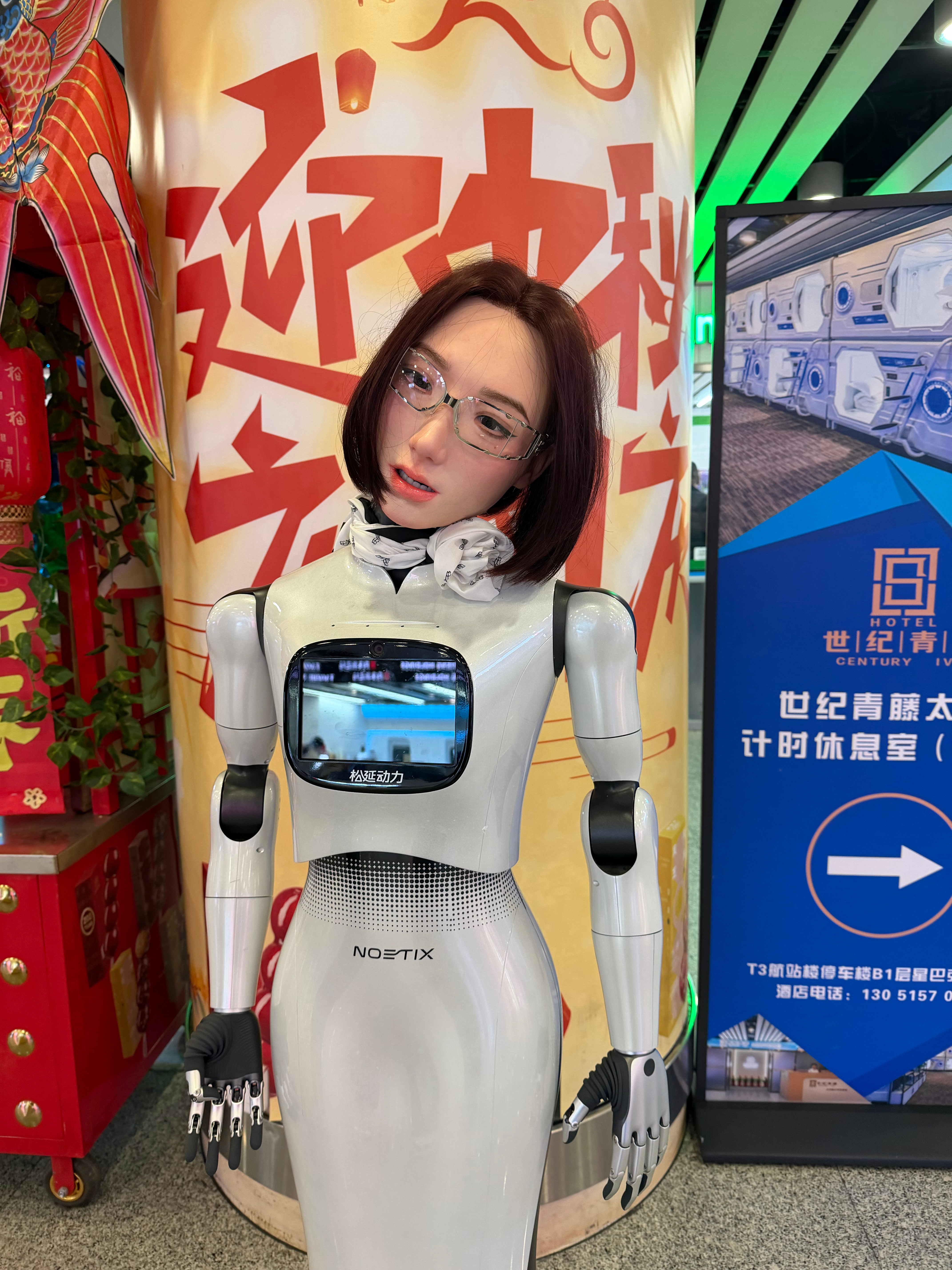 天啊 首都机场停车楼电梯一下去看到个机器人这要是半夜的航班，得吓死我 北京·北京