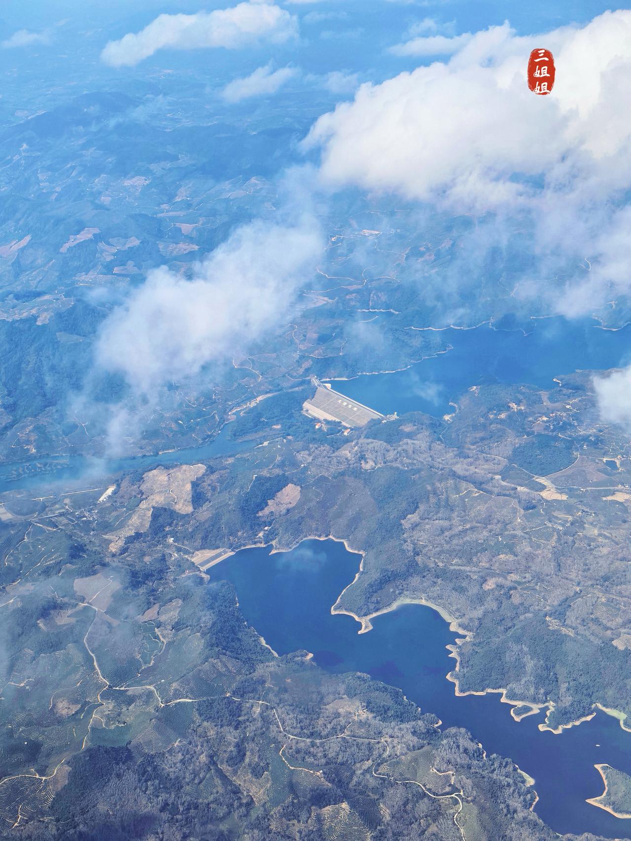 郑州第一批小学生已到达三亚，成功逃离大雪。
郑州又下雪了，好在小学已经不上课，我