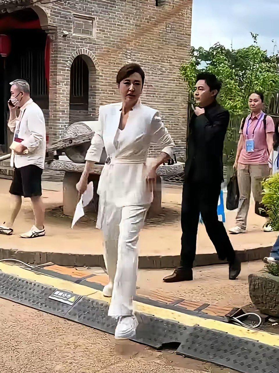 她已经四十七岁了谁敢说她的身材不好谁也不会不喜欢吧现在才像一个真正的女人吧 