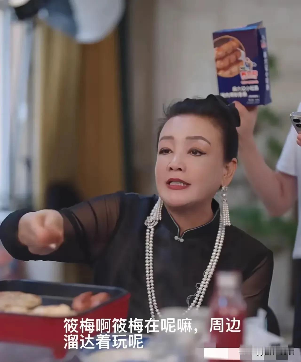 汪憨憨真有福

前妻把他炒热
现任给他正名
老妈给他赚钱

这不带着媳妇爬香山