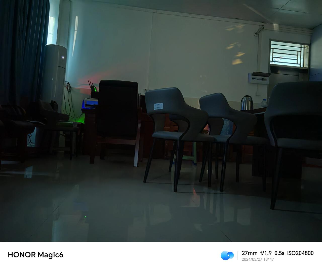 之前用荣耀 Magic6 拍了一张办公室内的夜间照，看了眼右下角的参数，ISO竟