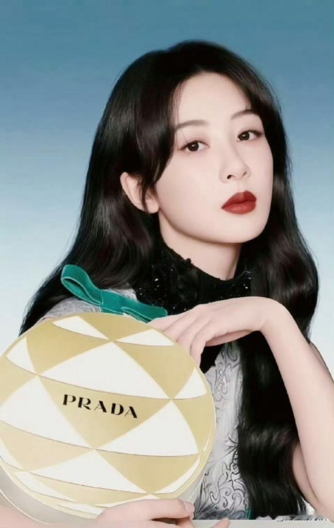 杨紫Prada新物料，看看美女此次造型怎么样？