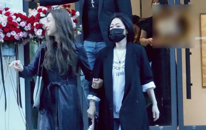 大去世后四个月，小在二女儿Lily许韶恩的创作展上首次公开亮相，状态良好。据台媒