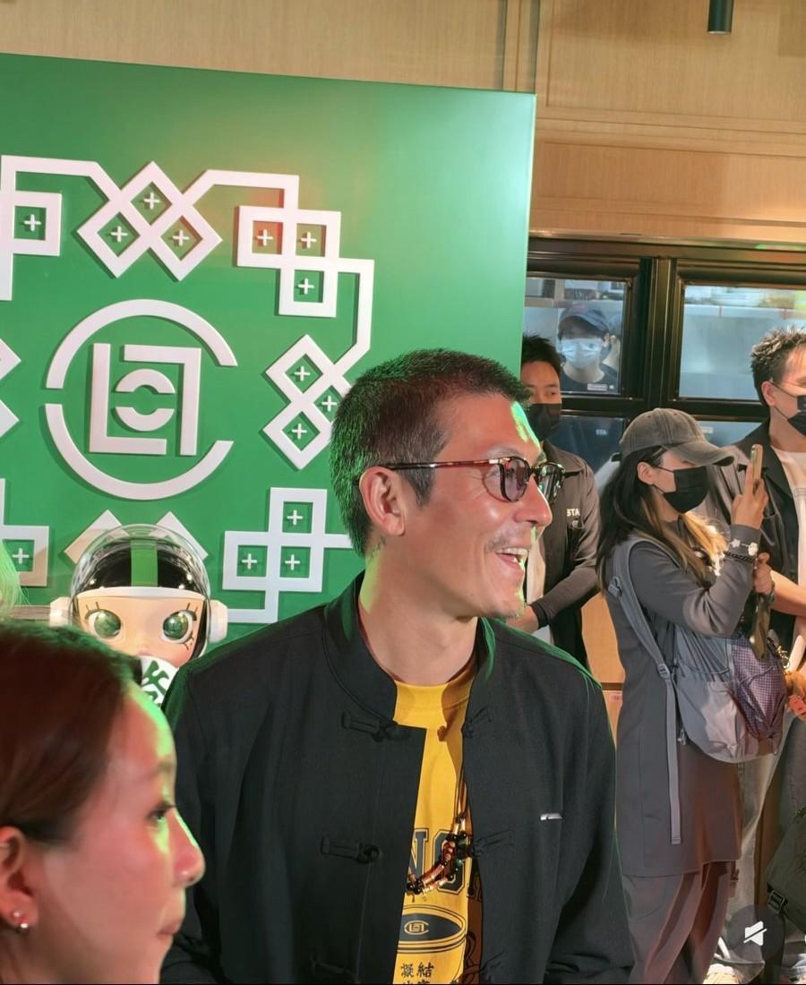 10月14日，陈冠希现身上海凝结冰室，留了寸头，真是老了，怼脸拍眼神还很犀利，就