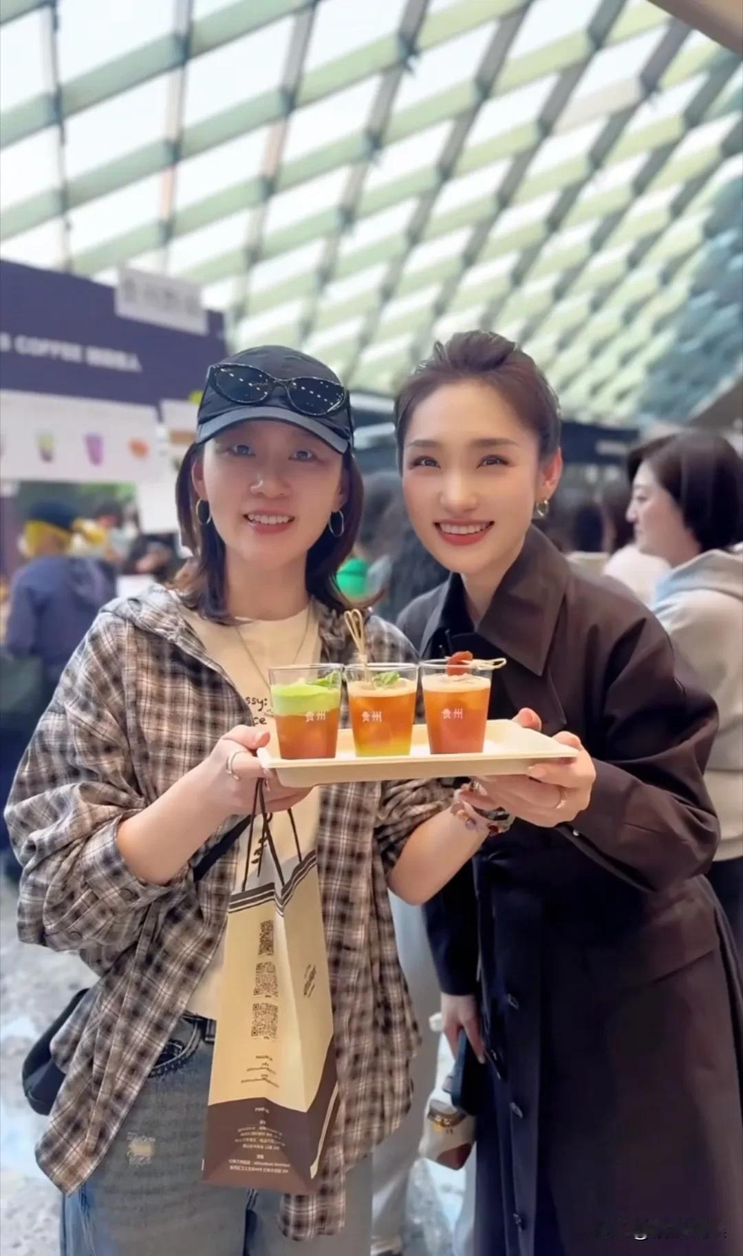 央视主持人蓝羽，现身北京西单“韩国咖啡节”，本人看着比电视里还漂亮。
个子高挑的