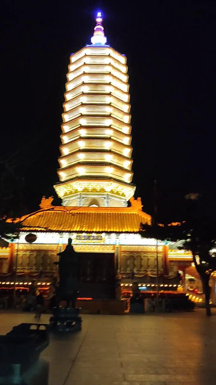 近距离看一下月光式的佛牙舍利塔。