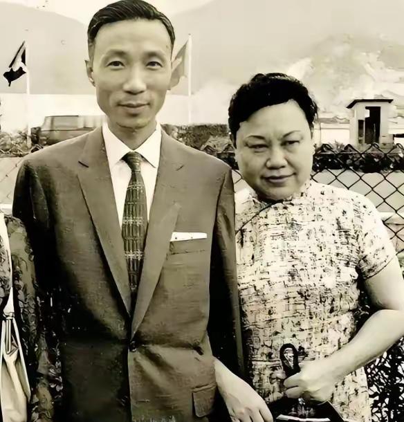 邵逸夫真是个传奇人物。他原名邵仁楞，是邵氏兄弟电影公司创办人之一。成名后热衷慈善