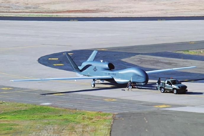 每天认识一件兵器 美国RQ-4“全球鹰”无人机机身长度：14.5米机身高度：4.