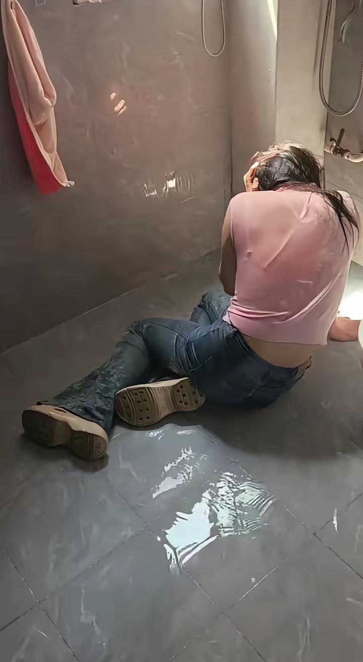 活该！这是出轨的下场。妻子出轨被丈夫发现，没吵，没闹，没打，趁妻子上洗澡间，掂了