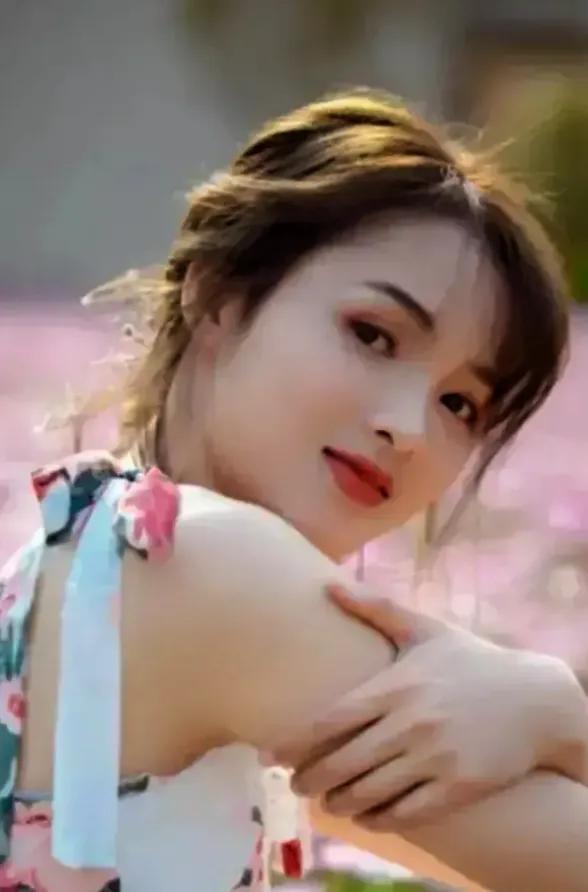 方圆天地，为头条联友对联∴
明月偷听帐里话，
清风暗卷枕边书！