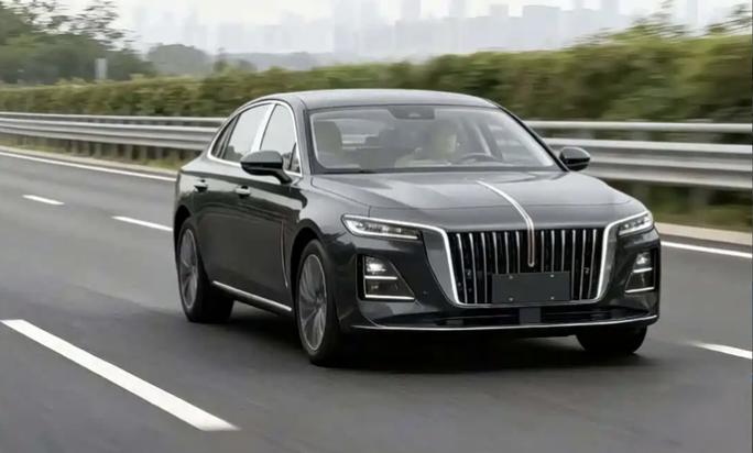 红旗HQ9燃油版配2.0T+48V轻混加8AT变速箱，主打平顺从容，日常市区接送