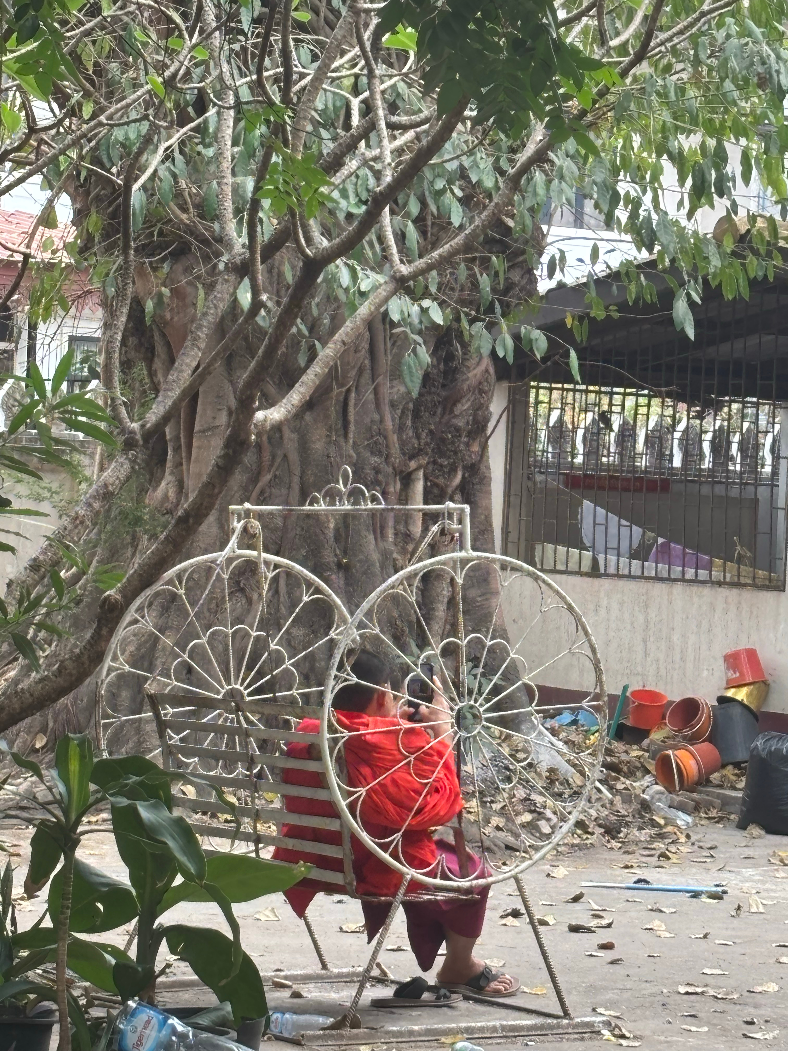 看到老挝的僧侣们每天都在刷视频我也就没啥罪恶感了 