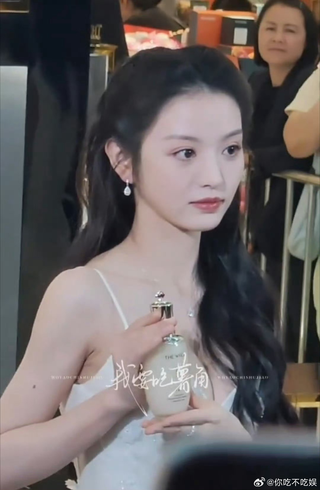 田曦薇把自己的铁刘海弄起来，真的太路人化了。 