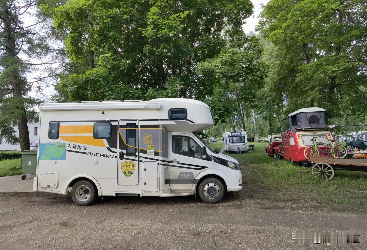 大驰房车，亚欧旅行。弗拉基米尔逛户外店，莫斯科一只蚂蚁市场瞎溜达一圈。