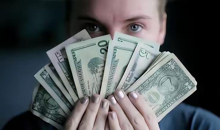 1980年，美国人的收入是中国人的200倍，1990年，美国人的收入是中国人的1