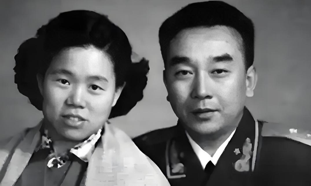 1942年，红军师长高烧40度被抬进延安，医生都摇头，23岁女护士却把他从鬼门关