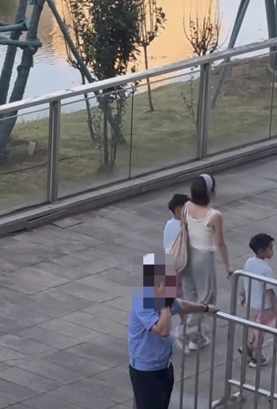 夏露带着两个儿子来看马龙的比赛。
今天是马龙/许昕在全锦赛的首秀，马龙/许昕3比