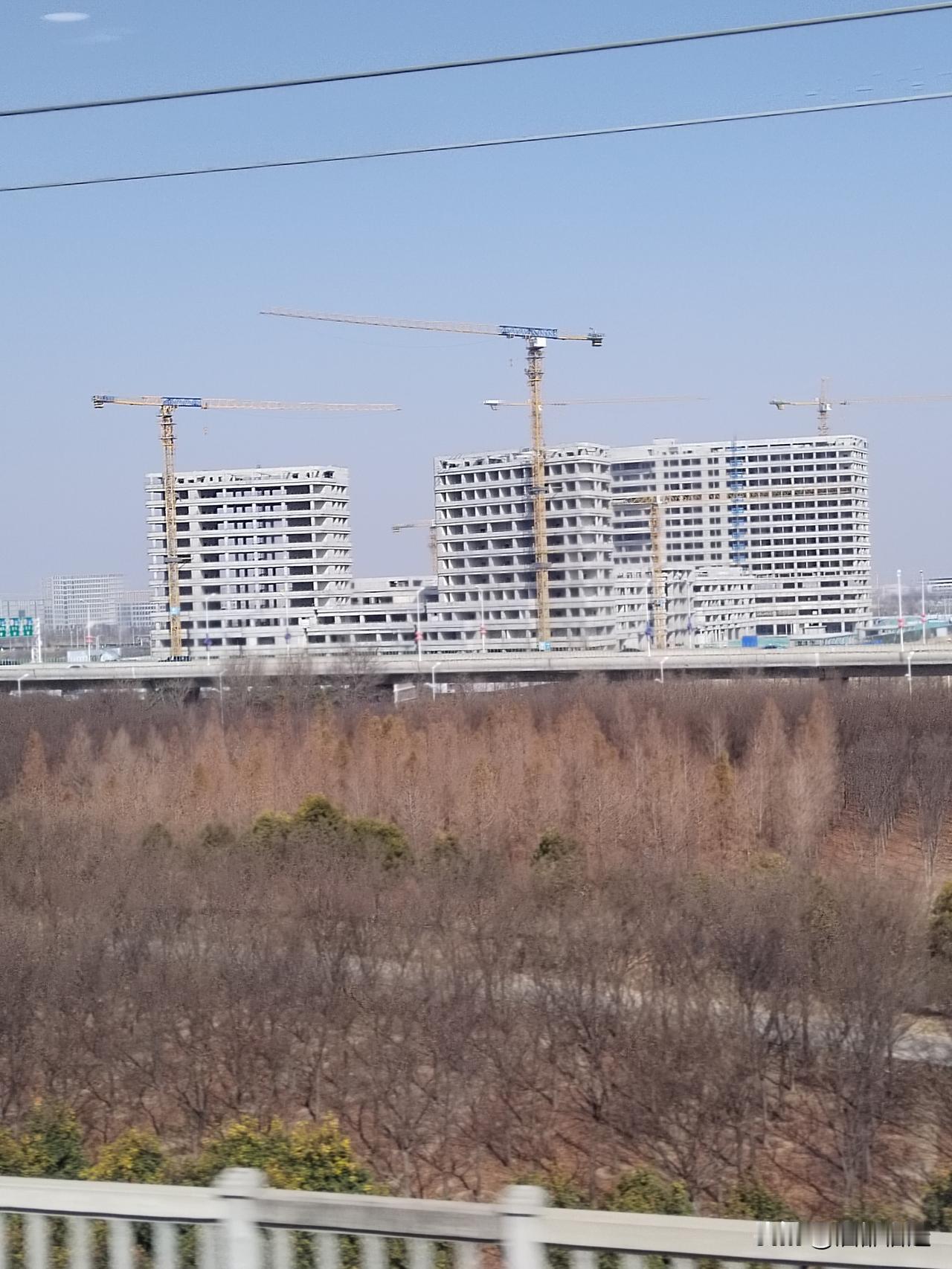 国家区域医疗中心江苏省人民医院宿迁医院坐落于宿迁高铁商务区，距高铁站约2公里，为