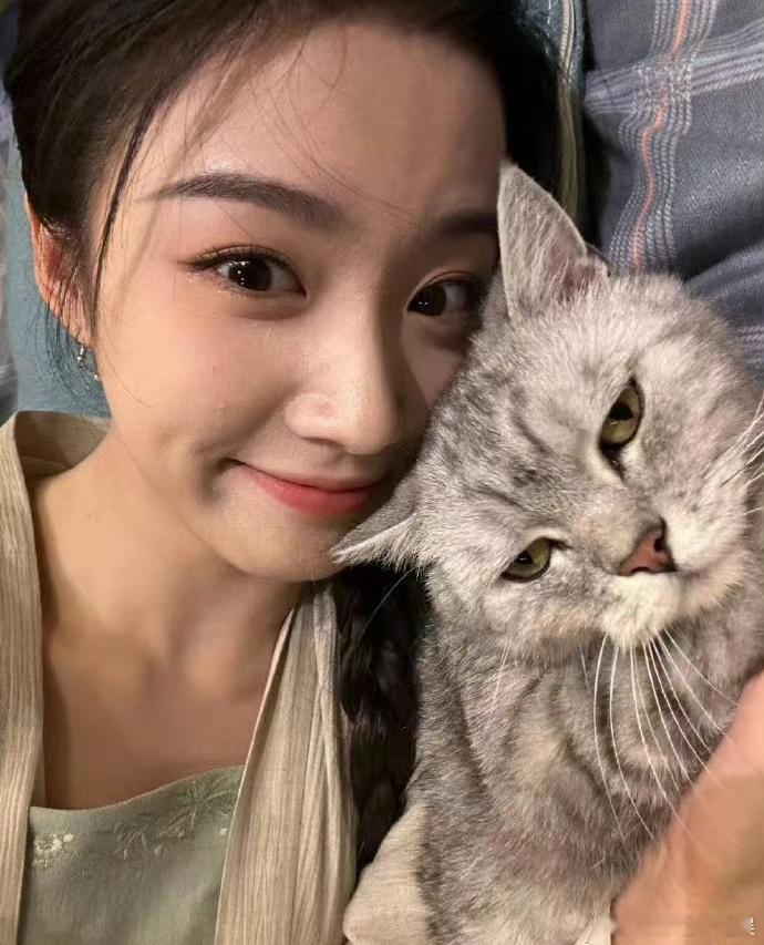 怎么感觉卢昱晓化了妆都不如王楚然素颜呀？ ​​​