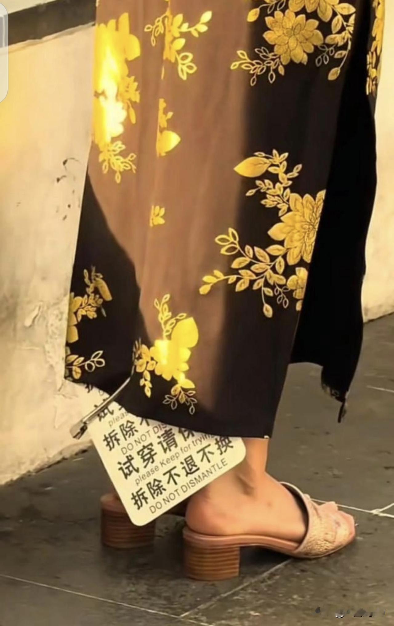 巨型吊牌挡不住“免费试穿”？别让“七天无理由”成了“七天无成本租赁”
据网络报道