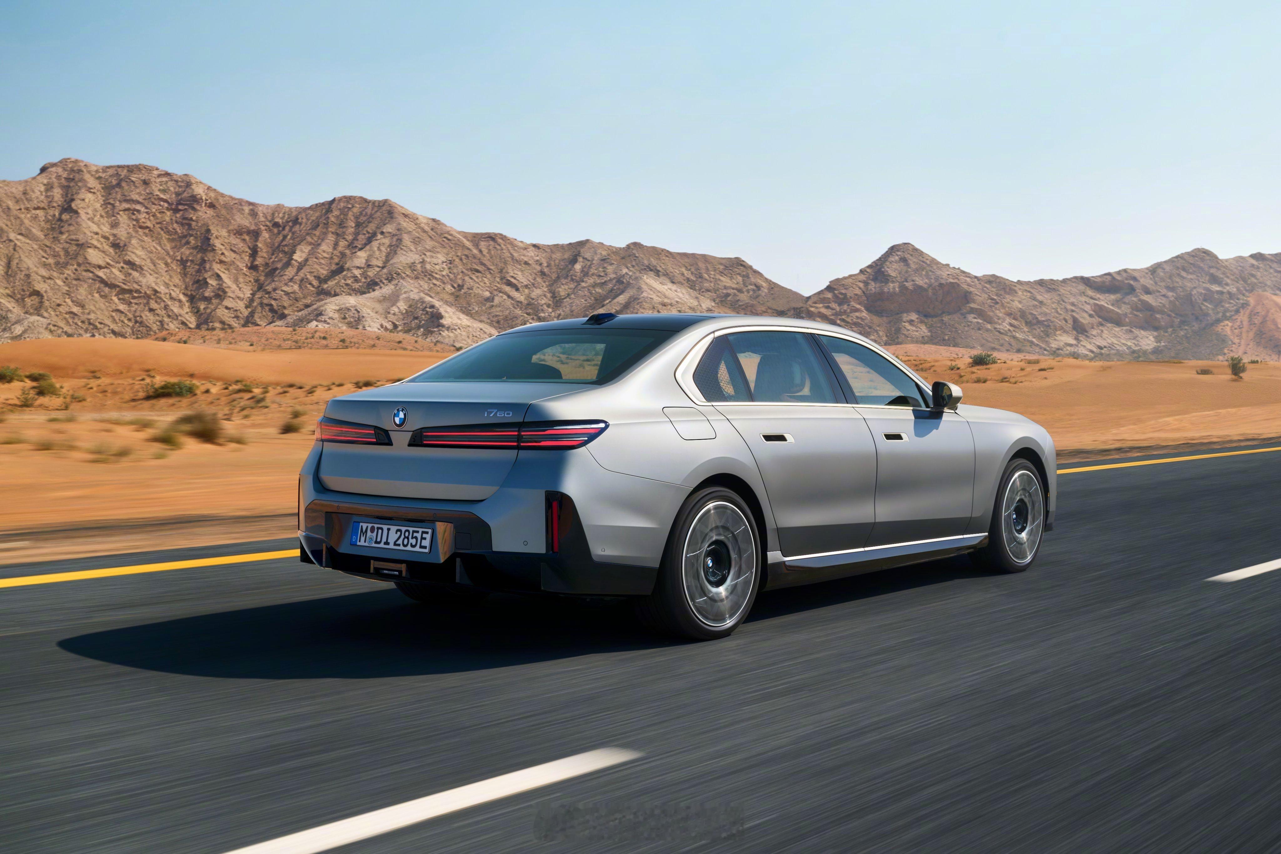 在友商同级别纯电车设计的反衬之下，中期改款的i7看起来真的可以说是十分眉清目秀了