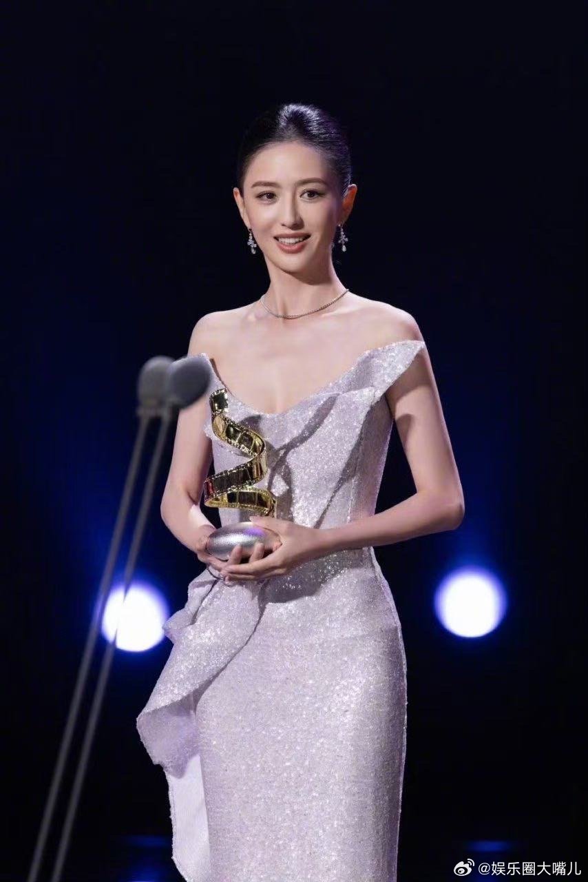 佟丽娅鎏光浅紫鱼尾裙 救命！佟丽娅在微博电影之夜这两套造型杀疯了！从金碧高定到鎏