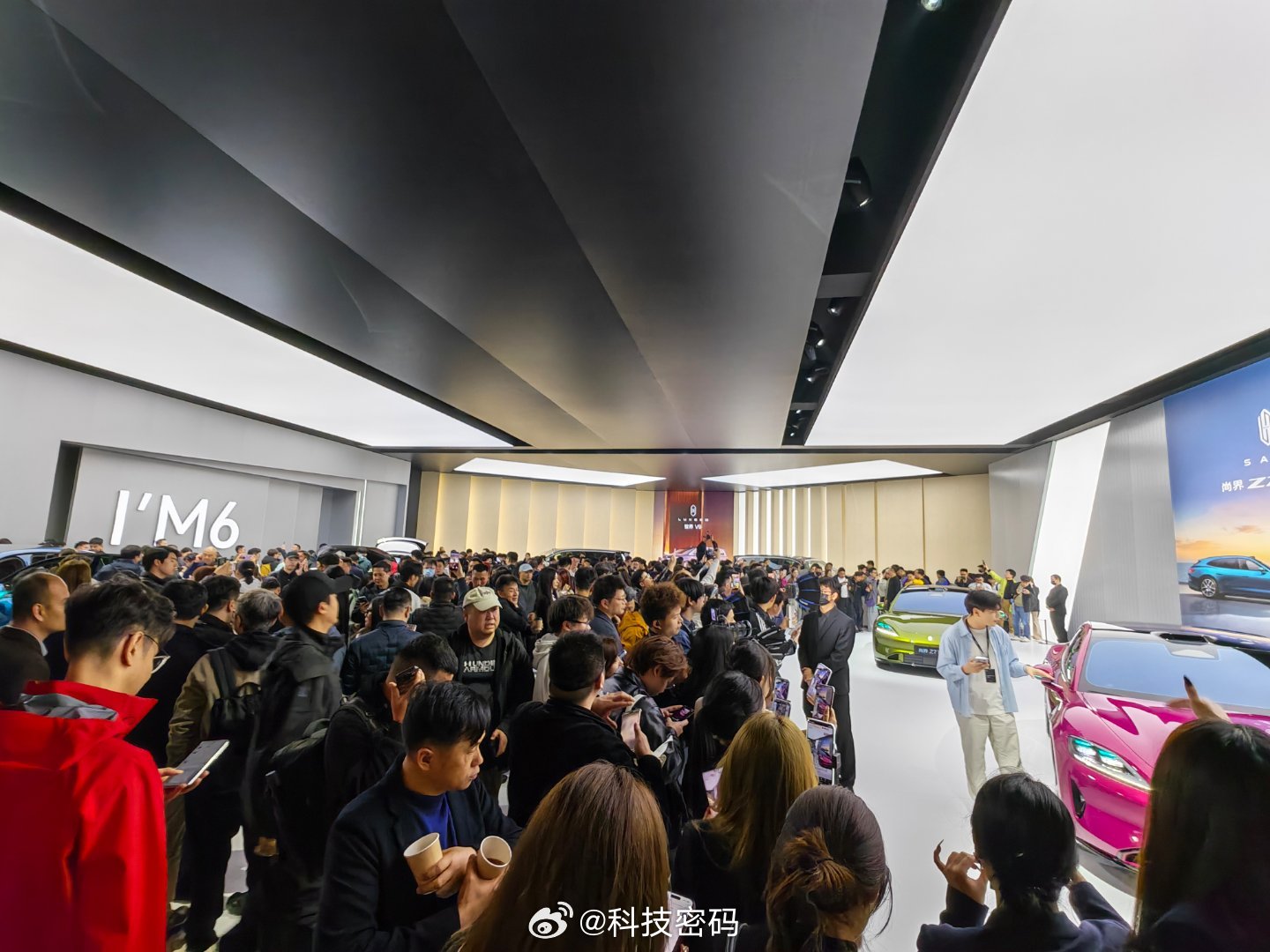 昨天鸿蒙智行展区真的人挤人，看车的人太多了，都限流了～都在看尚界Z7、问界M6、