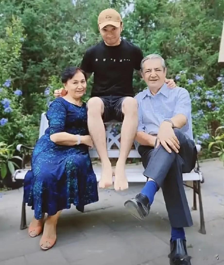 42岁的尼格买提回新疆过年这件事，
给未婚男人提了个醒，
婚姻不是必答题，孝顺和