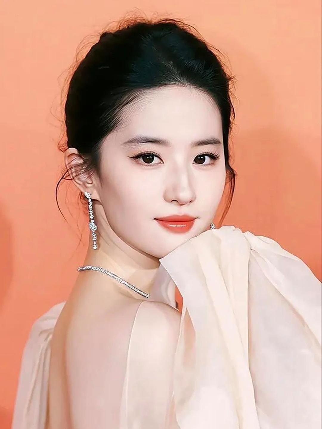 你喜欢刘亦菲吗
 于我而言，刘亦菲是刻在青春里的独特印记。从《仙剑奇侠传》里灵动