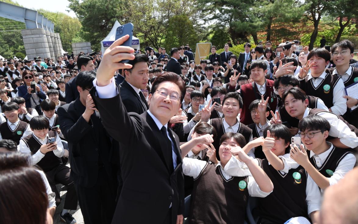 李在明和学生们自拍、同框合影！4月19日，韩国总统携手夫人在首尔江北区的国立“4
