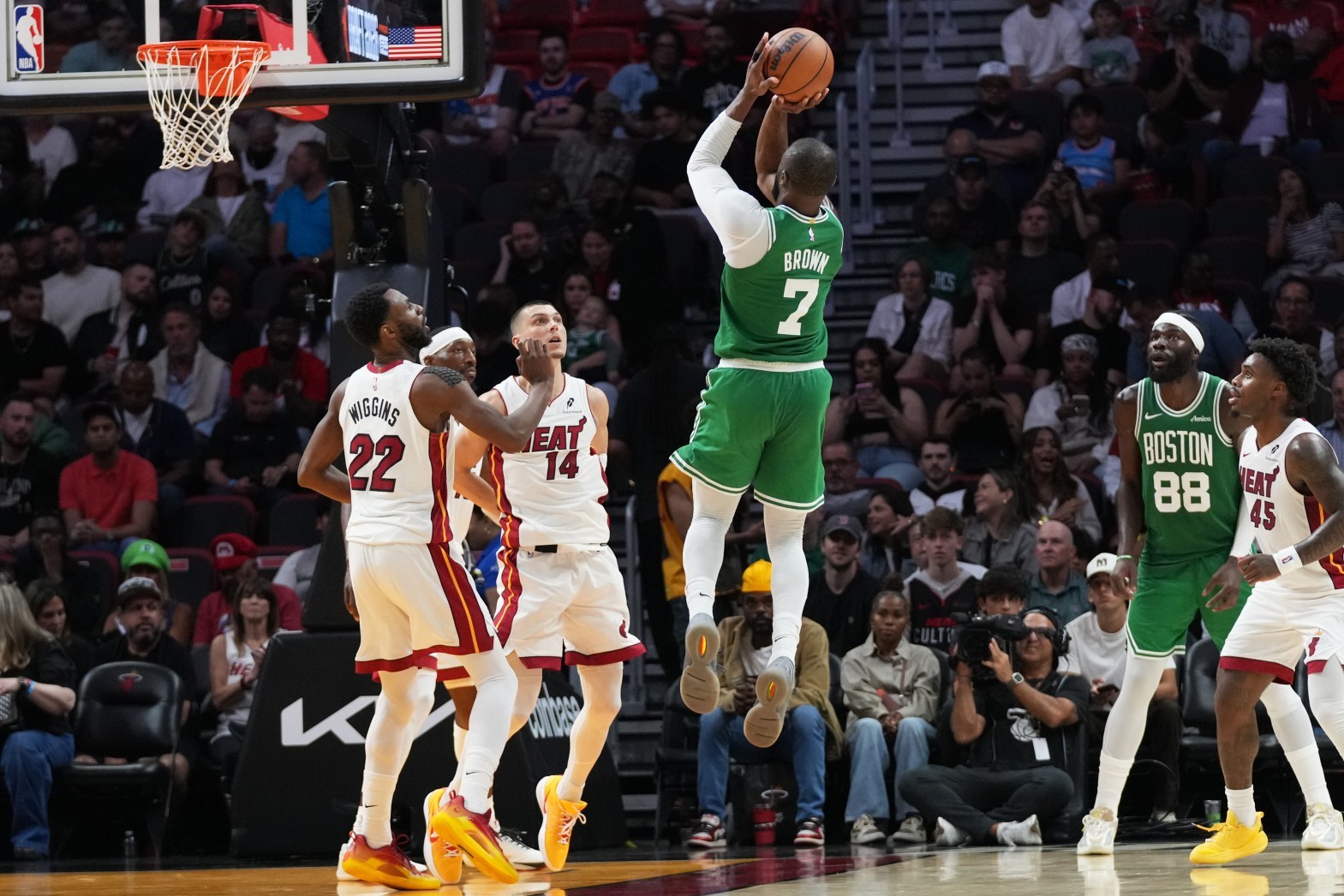 【记者专栏】“热火阵容不行，教练却固执地重复不起作用的策略”此前，《太阳哨兵报》