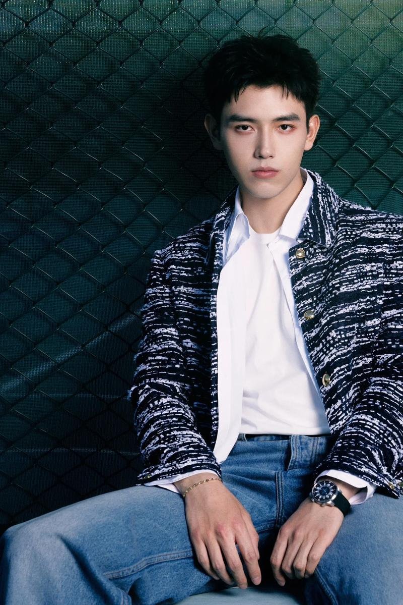 陈飞宇挂献鱼水獭成毅则把东方美学刻进骨子里，从李莲花的青衣到王权富贵的白发，每一