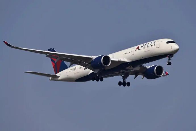 【美国一女子飞机上顺利生娃】美国达美航空公司27日通报，一名孕妇搭乘该公司的国内