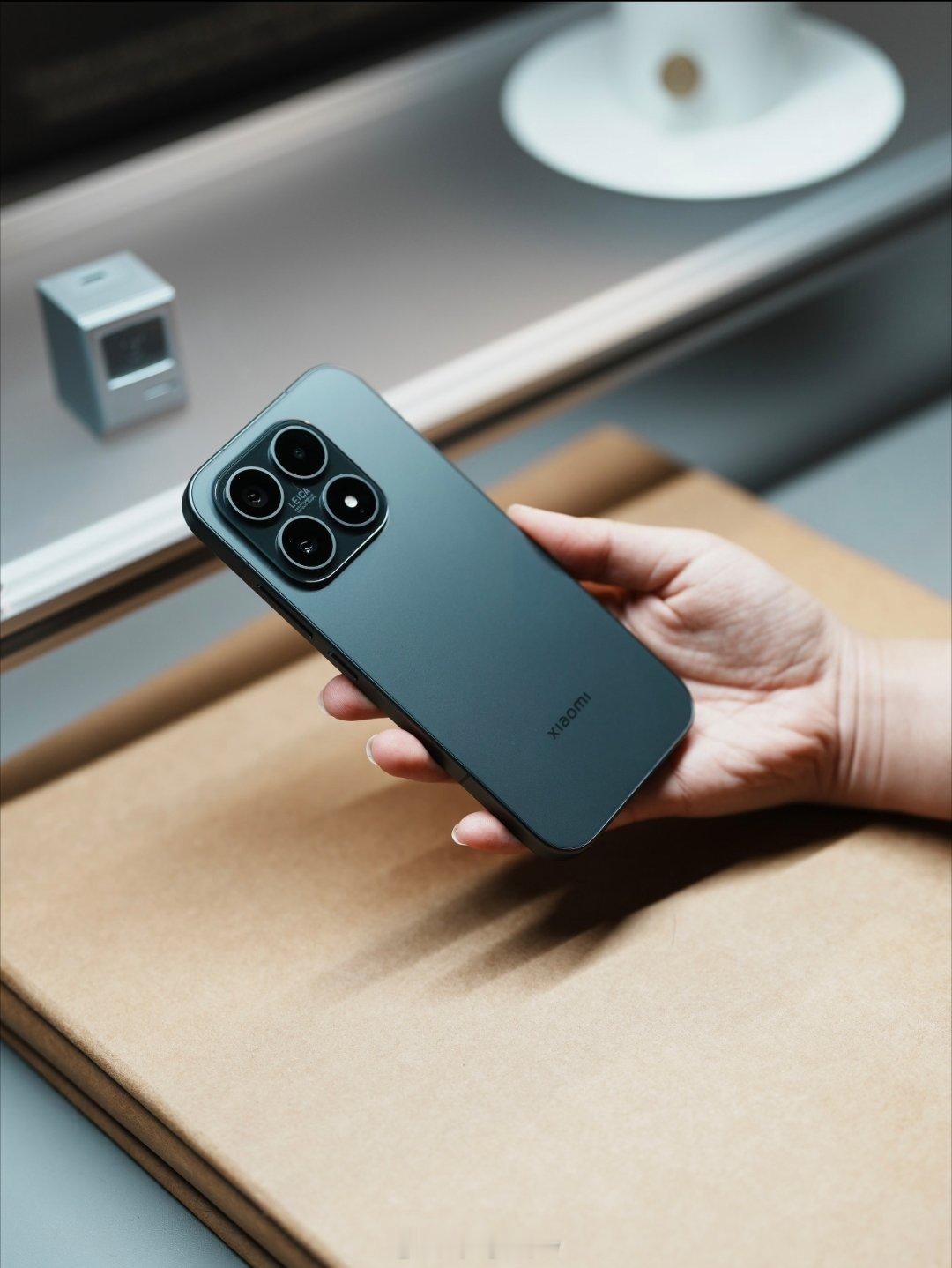 小米17入手一个月，后悔买迟了。这代手感绝了，裸机用上瘾，续航意外顶得住我一天造