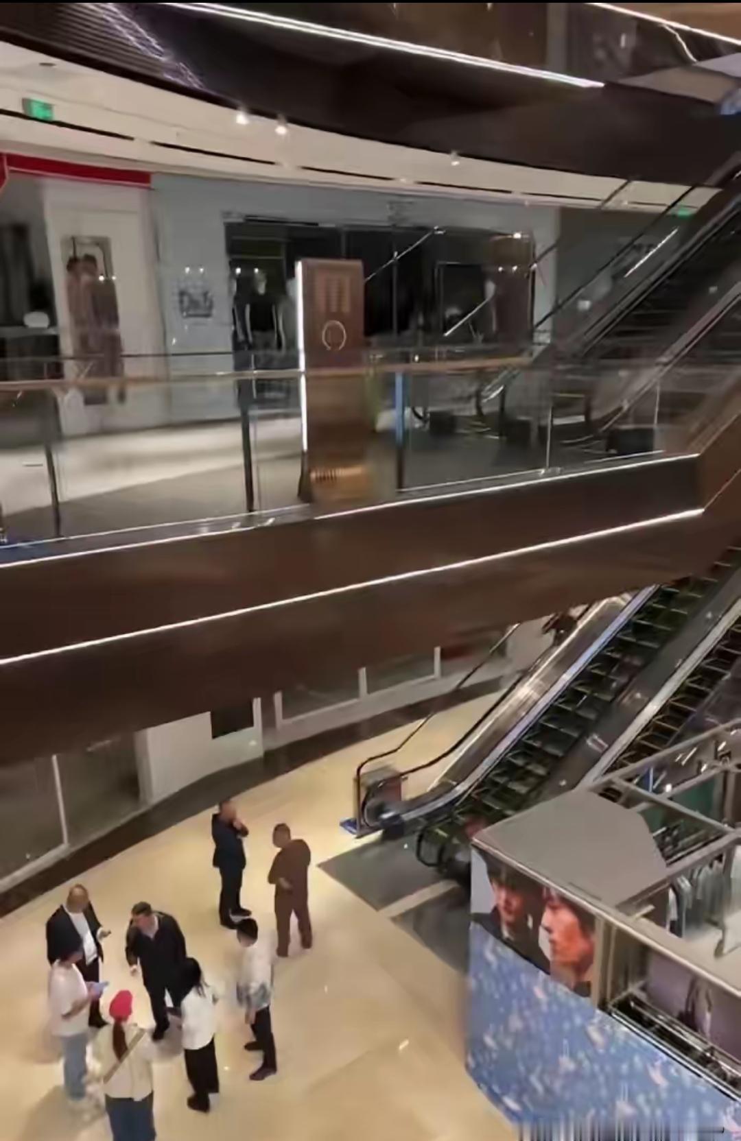 4月18号，一个女的在万达广场从楼上跳下来，商户说人当场就没了。看到这个新闻，心