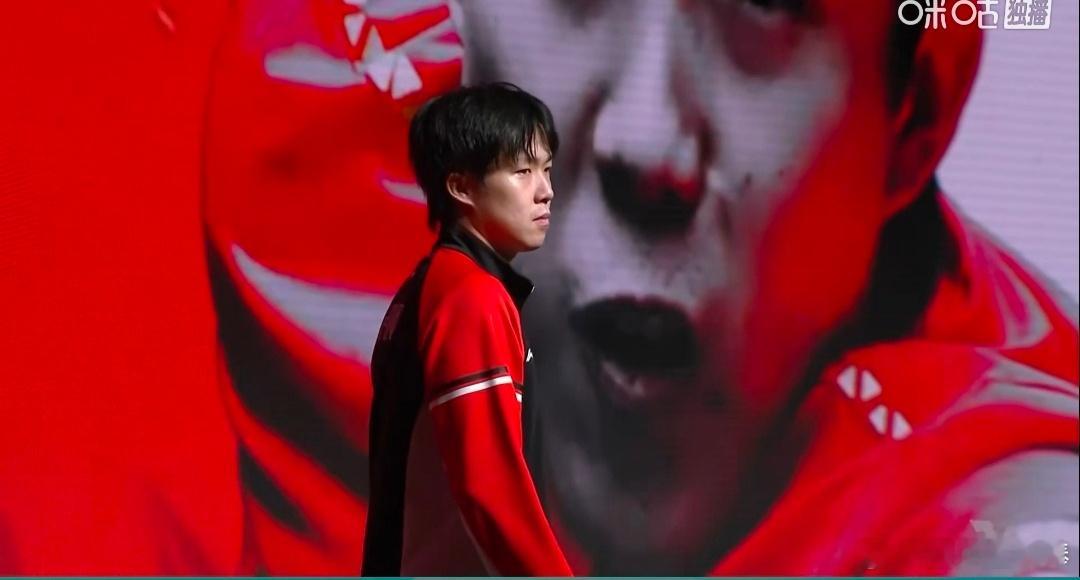 12月12日午场焦点战，王楚钦迎战艾利斯，五局鏖战尽显王者风范！首局开场，头哥迅