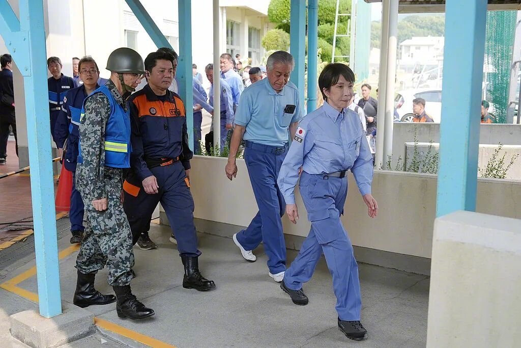 据《朝日新闻》报道，日本首相高市早苗于8月3日前往熊本县地震灾区开展视察工作，不