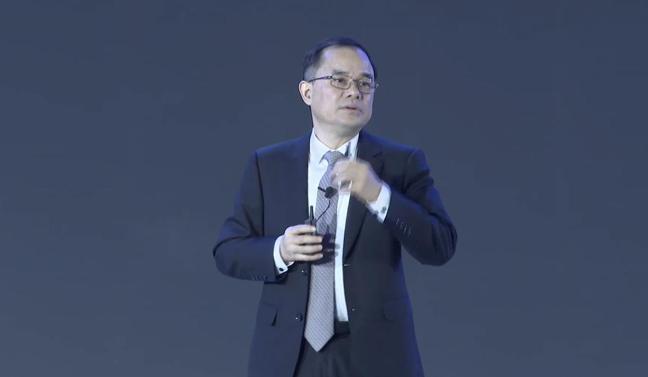 关于长安为什么选择HI模式而并没有选择跟华为智选车模式，朱华荣朱总表示，主要是因