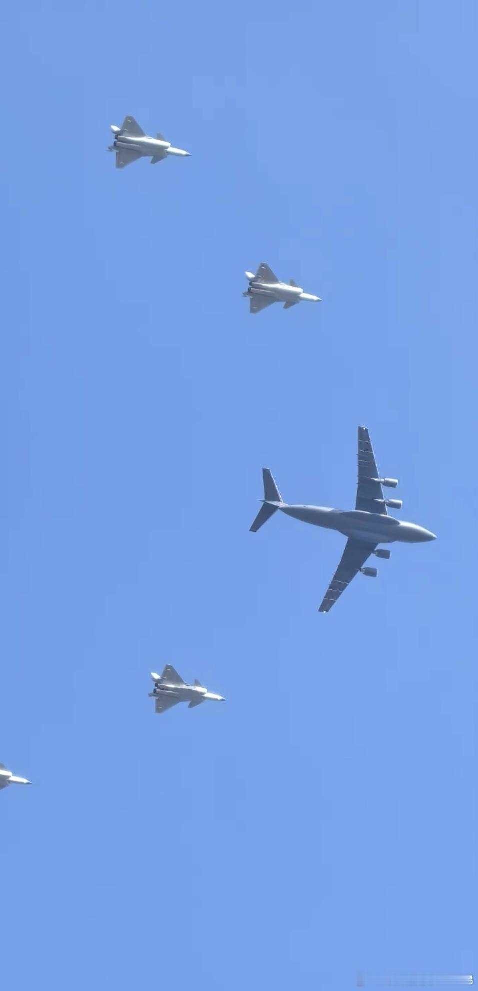 Y-20B和J20机群将执行出国任务迎回烈士遗骸 大酒桶就是帅！图源见水印烽火问