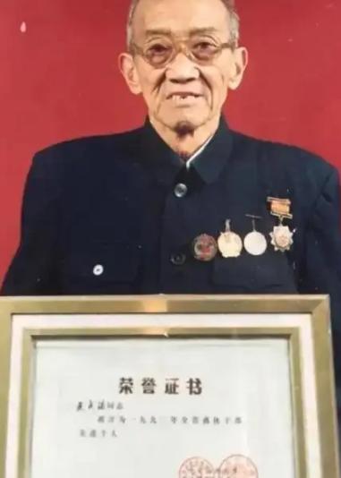 他是被俘虏的最高将领，回国后被开除党籍军籍，生活艰苦，1996年，这位将军在84